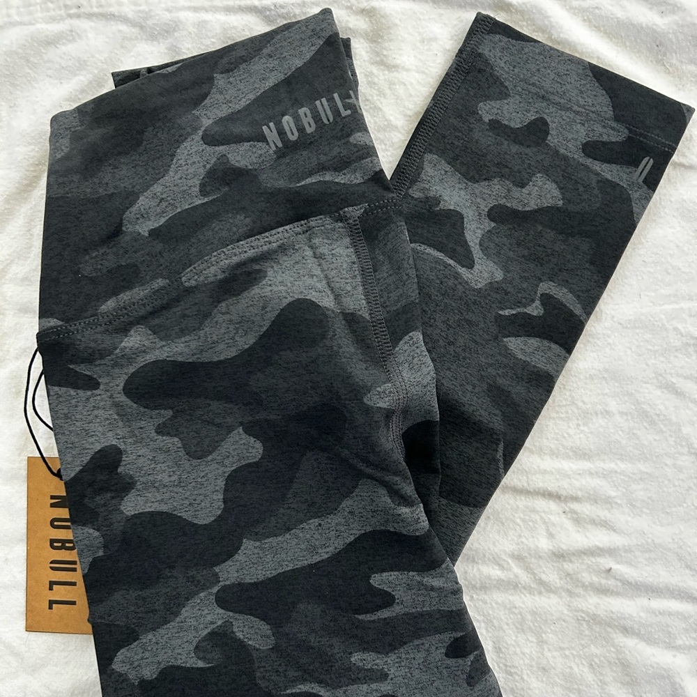 NOBULL High-Rise Plush Heather 21” Tight
Color: carbon Camo
